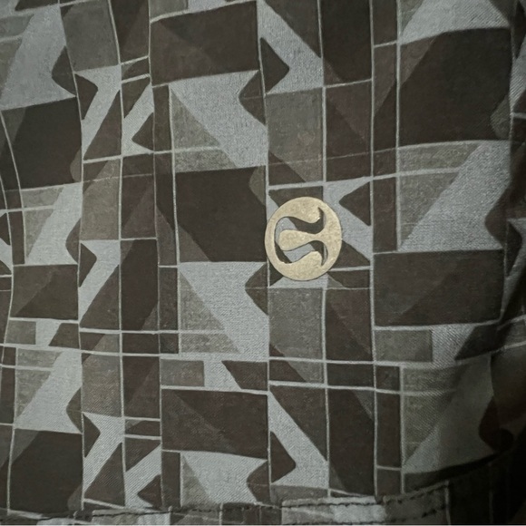 Lululemon Men’s Lined shorts. (M/L) - Picture 4 of 5